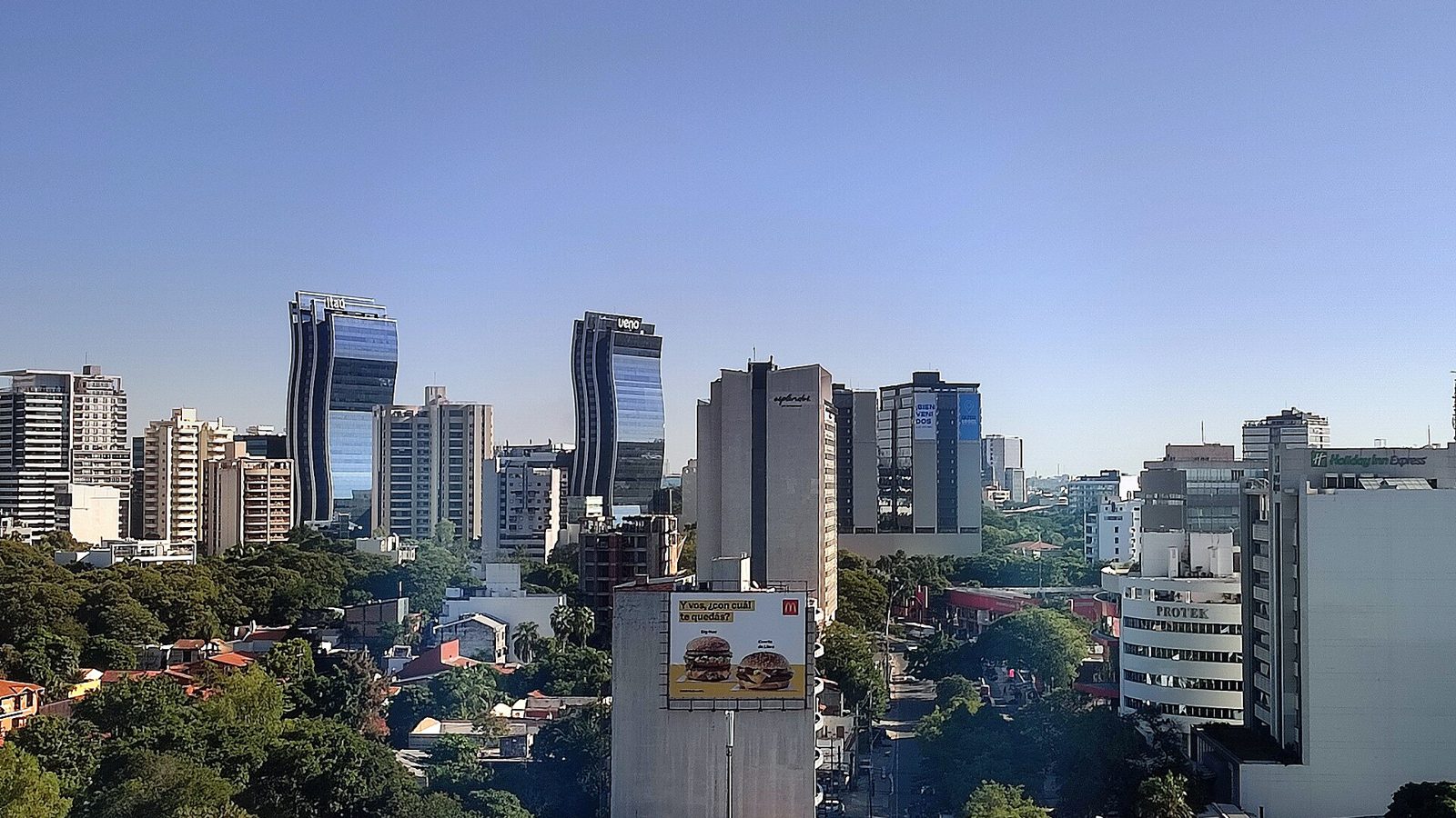 Skyline de Asunción desde la avenida Aviadores del Chaco, el eje financiero de la ciudad (foto: Cmasi, CC0)