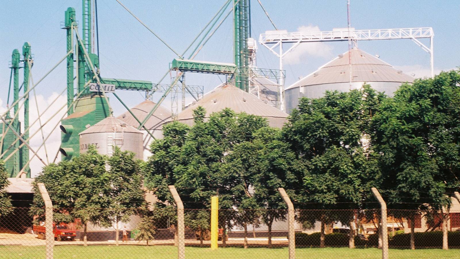 Silos y campo de soja en el este de Paraguay: el agro es la primera fuente de exportación del país (foto: Yenia Rivarola, dominio público)