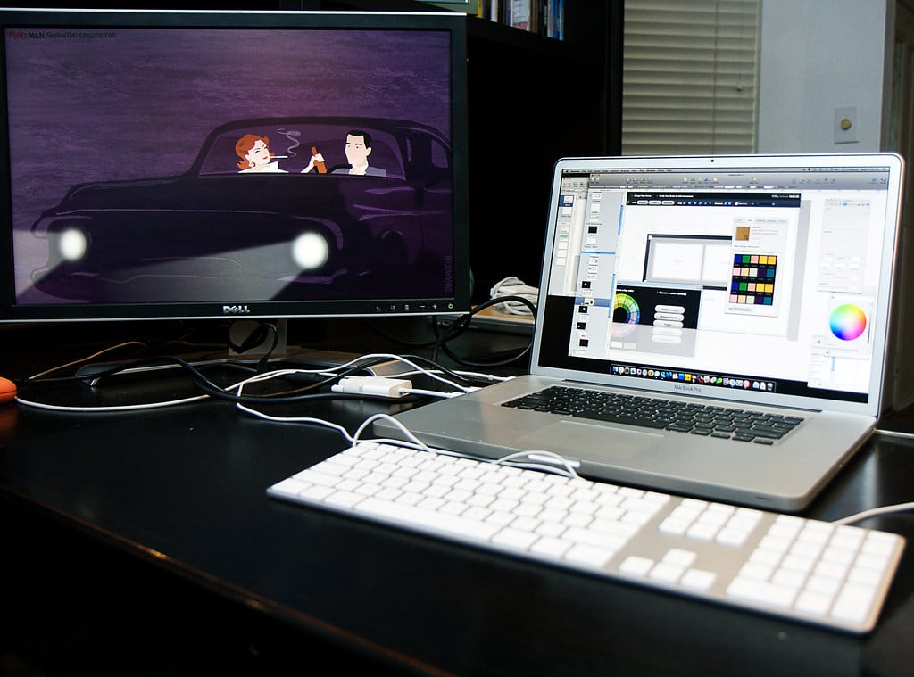 Espacio de trabajo de un fundador digital uruguayo que opera con clientes internacionales en USD