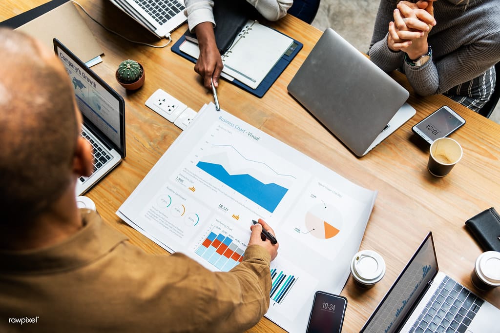 Emprendedor gestionando su negocio global con una LLC en EE. UU.