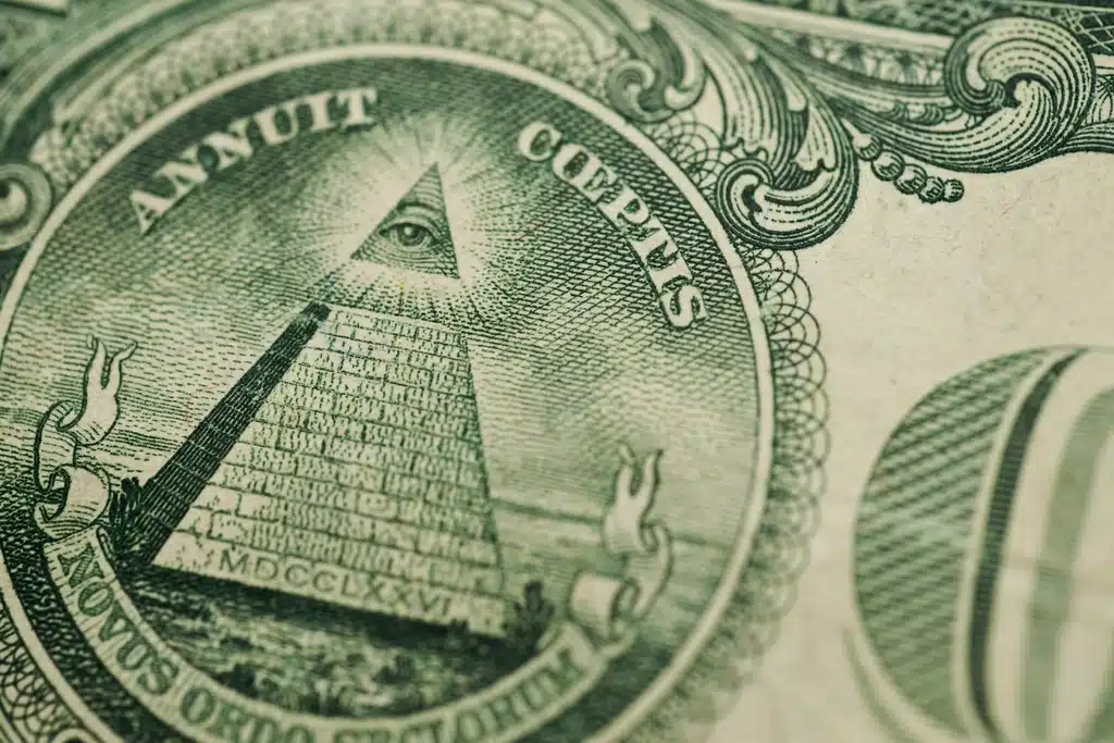 Billetes de dólares estadounidenses que representan cobrar en USD con una cuenta bancaria de EE. UU. mediante una LLC